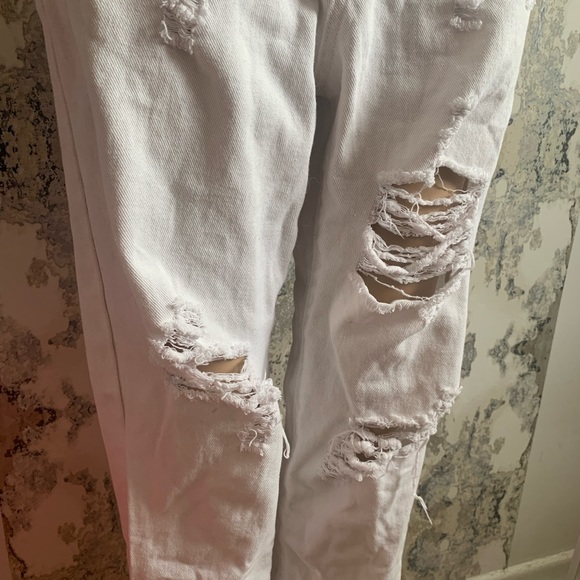 DISTRESSED HIGH WAISTED “MOM” JEANS - Picture 2 of 7